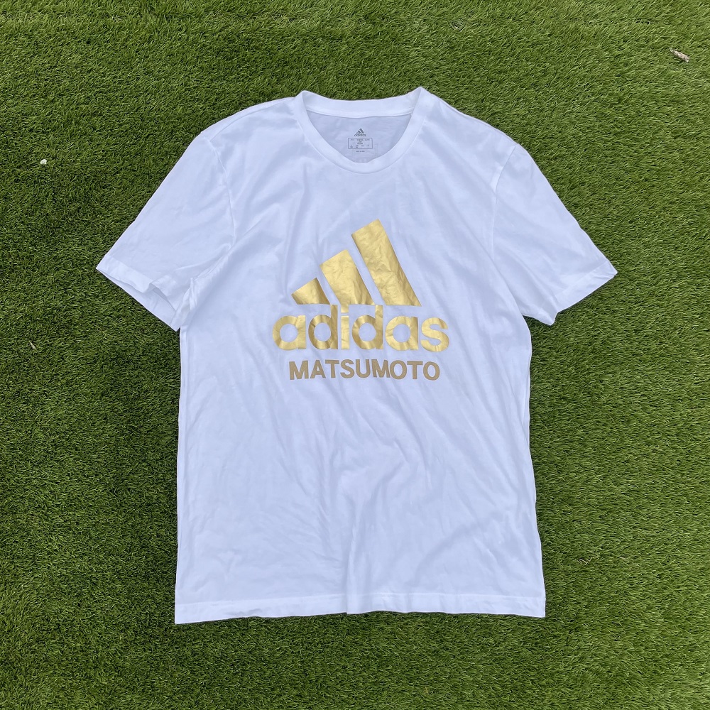 Sサイズラスト1点】adidasコラボTシャツ(白×ゴールドロゴ) | 松本山雅